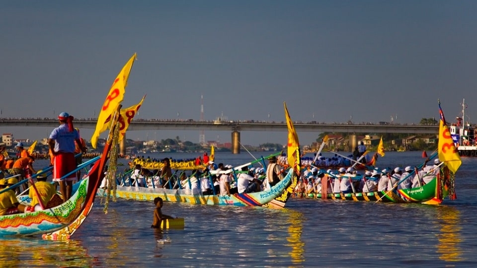 Le-hoi-dua-thuyen-Bon-Om-Touk-Du-lich-Campuchia-Hatienvegasanh-suu-tam.jpg