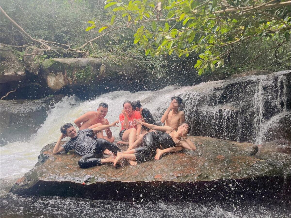 Trai-nghiem-tam-suoi-giua-rung-Du-lich-Phu-Quoc-Hatienvegasanh-suu-tam.jpeg