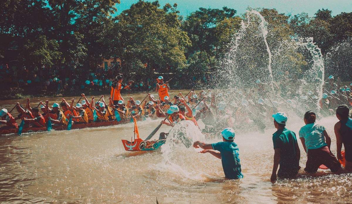 Nguoi-co-vu-cung-chay-het-minh-vao-khong-khi-nao-nhiet-cua-Le-hoi-dua-thuyen-Phu-Quoc-Du-lich-Phu-Quoc-Hatienvegasanh-suu-tam.jpg