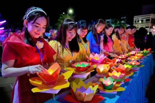 Tha-hoa-dang-tai-Le-hoi-Du-lich-Ha-Tien-Hatienvegasanh-suu-tam.jpg