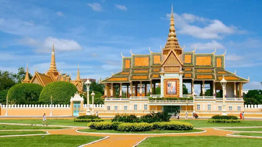 Cung-Dien-Hoang-Gia-Campuchia-Du-lich-Campuchia-Hatienvegasanh-suu-tam.jpg