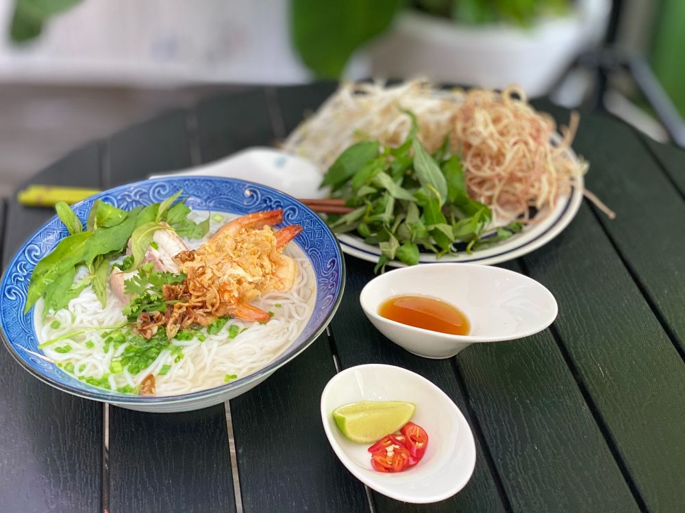 Trai-nghiem-cac-mon-an-tu-hai-san-tuoi-song-Du-lich-Rach-Gia-Hatienvegasanh-suu-tam.jpg
