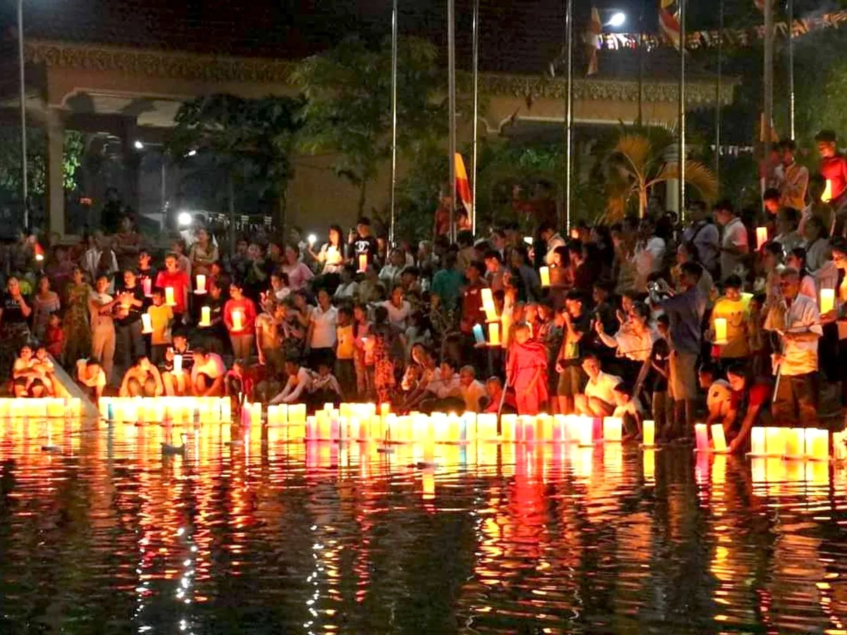 Le-hoi-Loy-Pratip-–-Le-hoi-tha-den-hoa-dang-Du-lich-Campuchia-Hatienvegasanh-suu-tam.png
